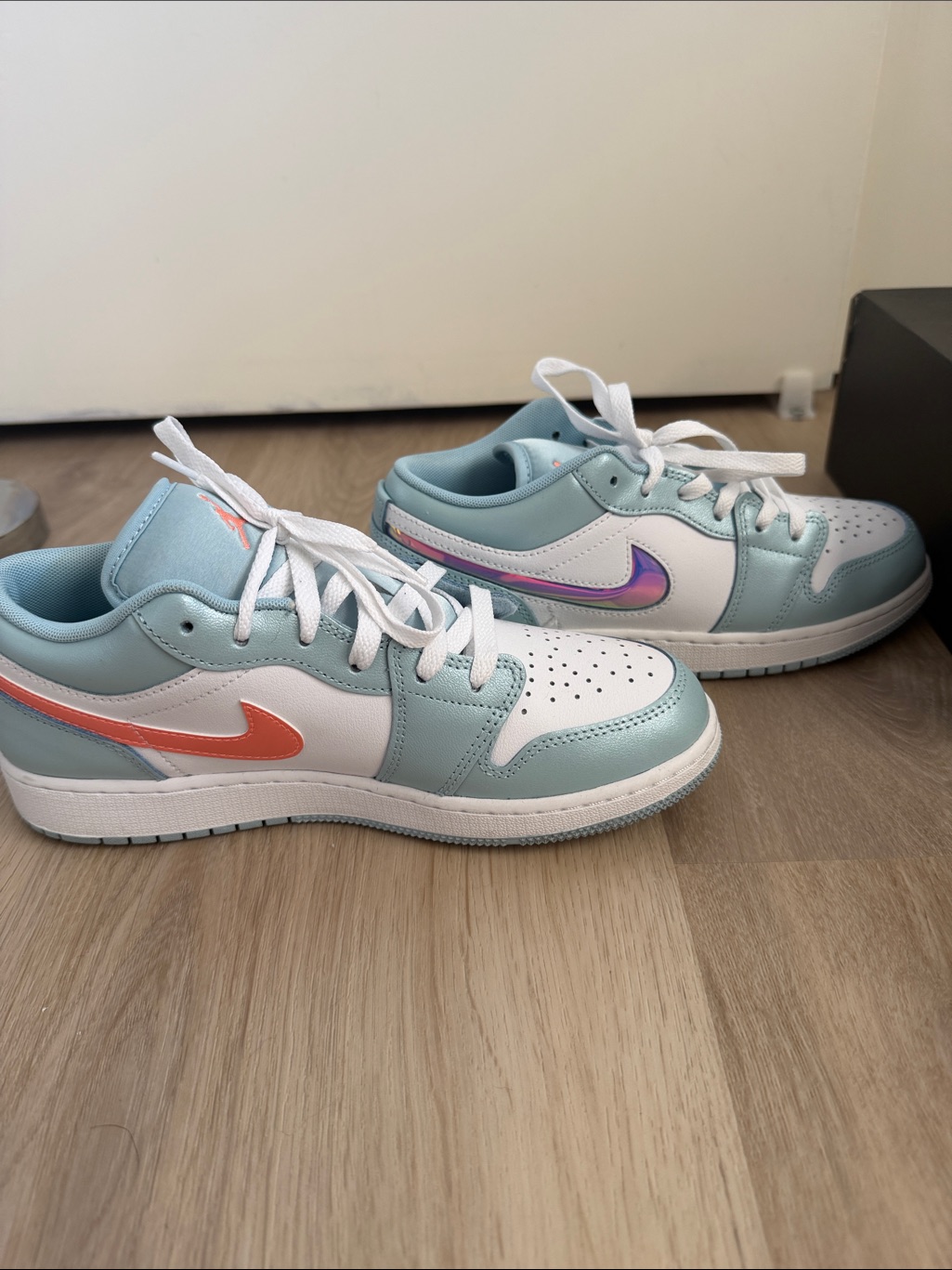 Air Jordan 1 Low In Ocean BlissWhiteAtomic Pink